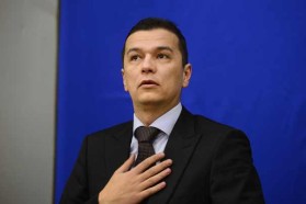 Deputatul Sorin Grindeanu pozeaza pentru legitimatia de parlamentar, in Bucuresti, luni, 17 decembrie 2012. OCTAV GANEA / MEDIAFAX FOTO